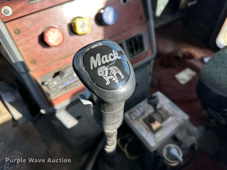 image for item EI0538 1999 Mack CH613  semi truck