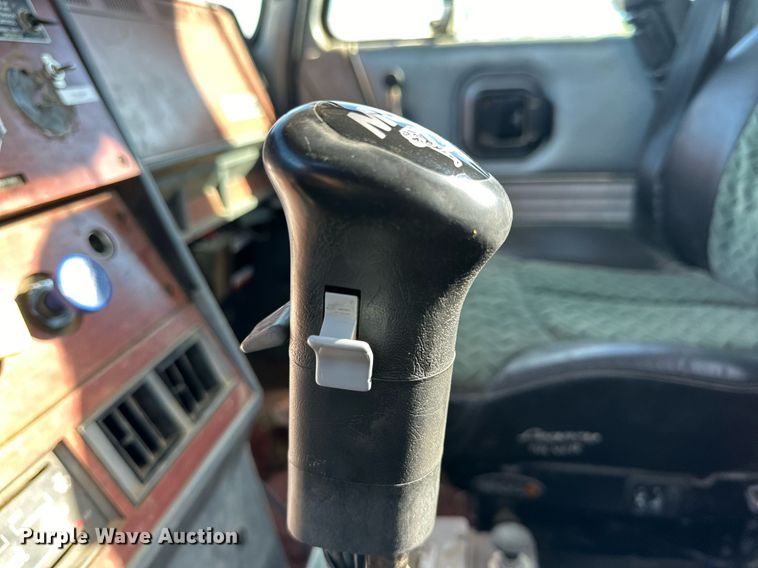 image for item EI0538 1999 Mack CH613  semi truck