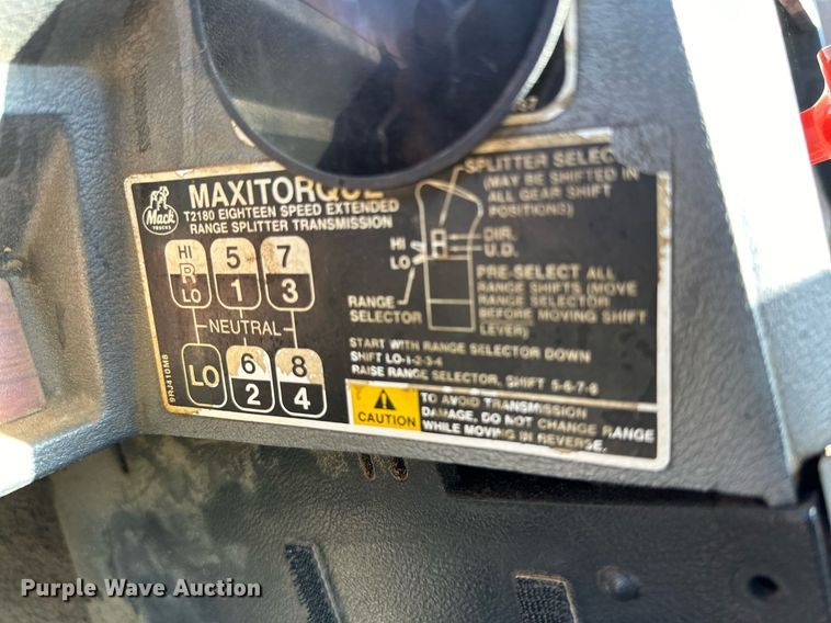 image for item EI0538 1999 Mack CH613  semi truck