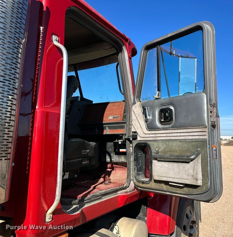 image for item EI0538 1999 Mack CH613  semi truck