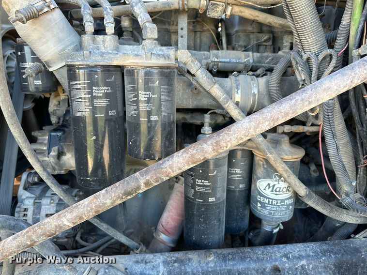 image for item EI0538 1999 Mack CH613  semi truck