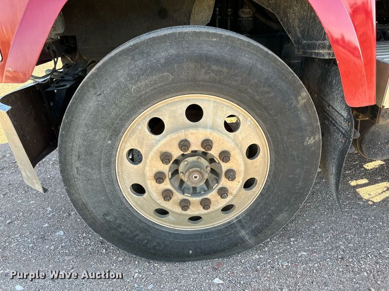 image for item EI0538 1999 Mack CH613  semi truck