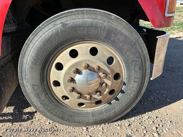 image for item EI0538 1999 Mack CH613  semi truck