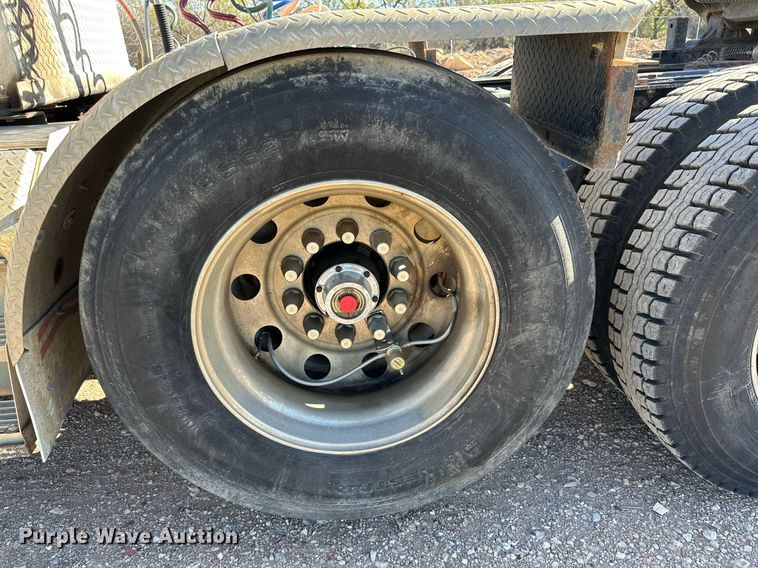 image for item EI0538 1999 Mack CH613  semi truck