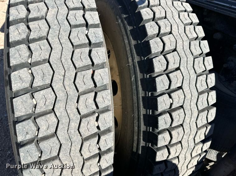 image for item EI0538 1999 Mack CH613  semi truck