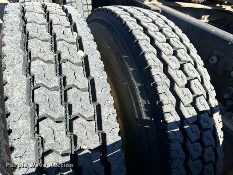 image for item EI0538 1999 Mack CH613  semi truck