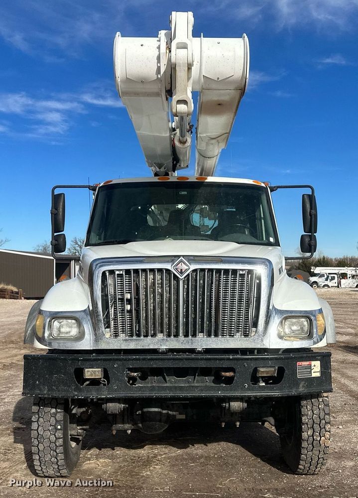 image for item EK9775 2007 International 7300  bucket truck