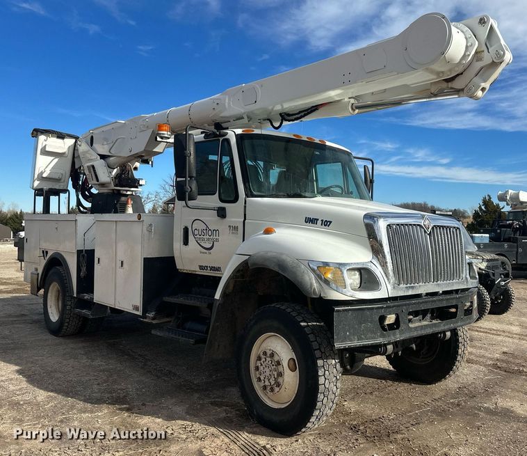 image for item EK9775 2007 International 7300  bucket truck