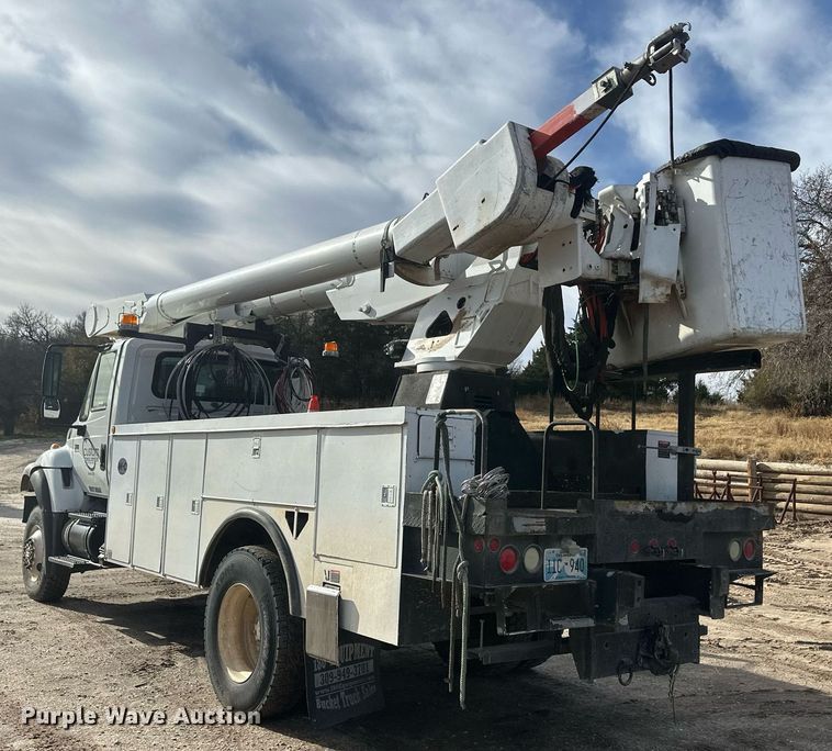 image for item EK9775 2007 International 7300  bucket truck