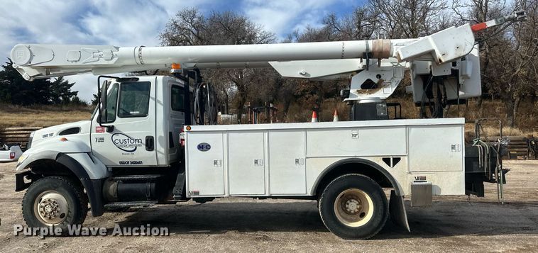 image for item EK9775 2007 International 7300  bucket truck