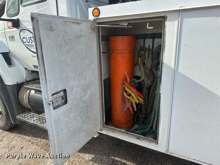 image for item EK9775 2007 International 7300  bucket truck