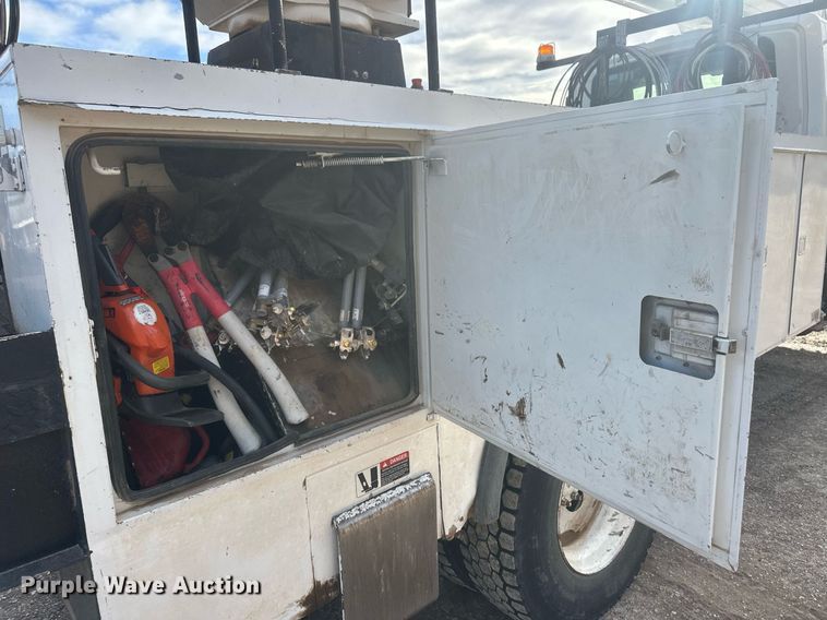 image for item EK9775 2007 International 7300  bucket truck