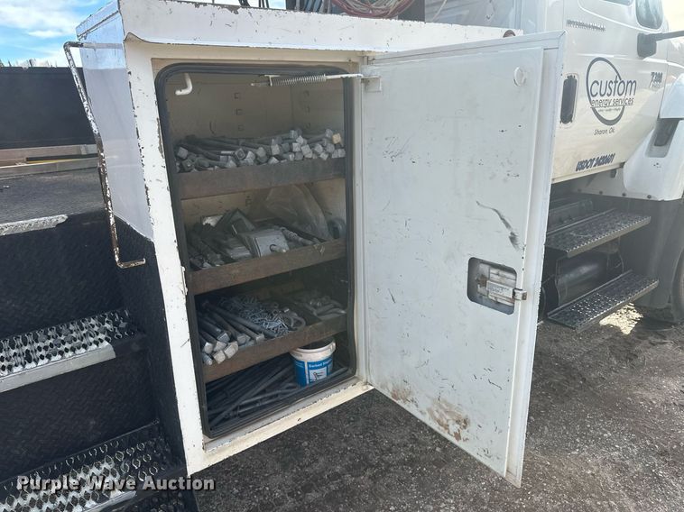 image for item EK9775 2007 International 7300  bucket truck