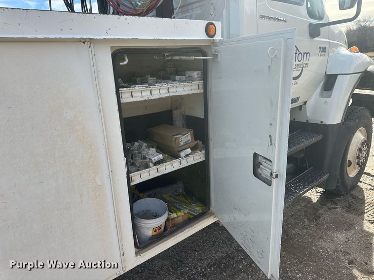 image for item EK9775 2007 International 7300  bucket truck