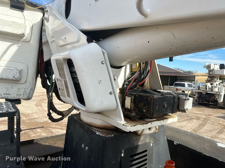 image for item EK9775 2007 International 7300  bucket truck