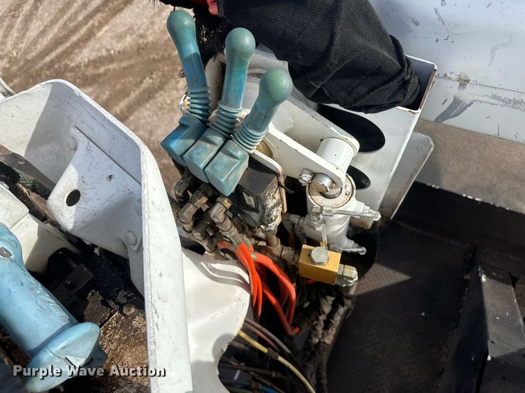 image for item EK9775 2007 International 7300  bucket truck