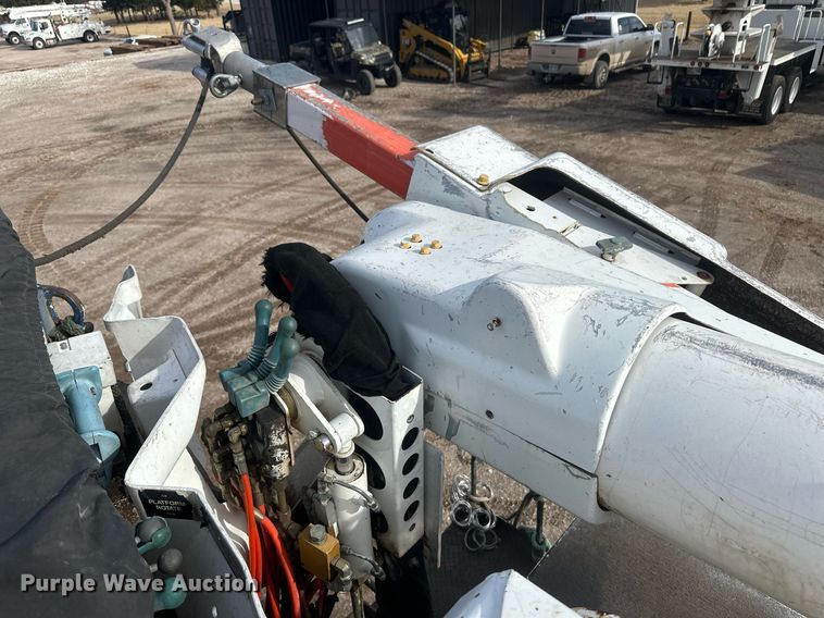 image for item EK9775 2007 International 7300  bucket truck