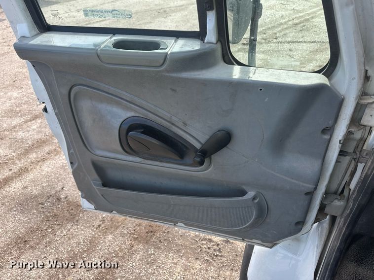 image for item EK9775 2007 International 7300  bucket truck