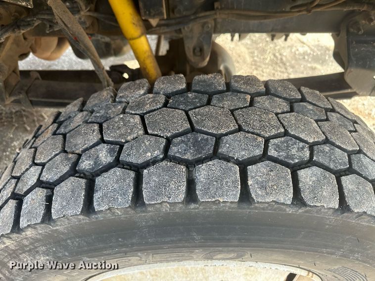 image for item EK9775 2007 International 7300  bucket truck