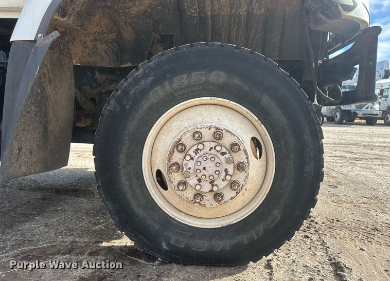 image for item EK9775 2007 International 7300  bucket truck