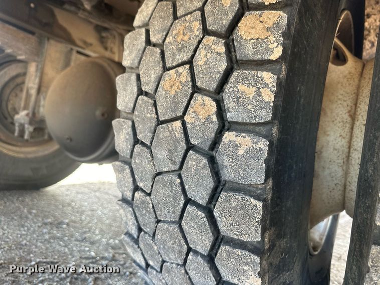 image for item EK9775 2007 International 7300  bucket truck