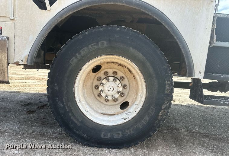 image for item EK9775 2007 International 7300  bucket truck