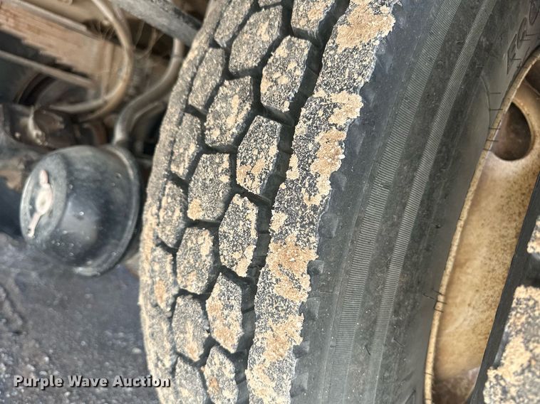 image for item EK9775 2007 International 7300  bucket truck