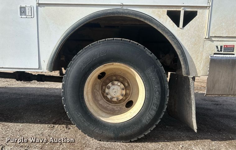 image for item EK9775 2007 International 7300  bucket truck