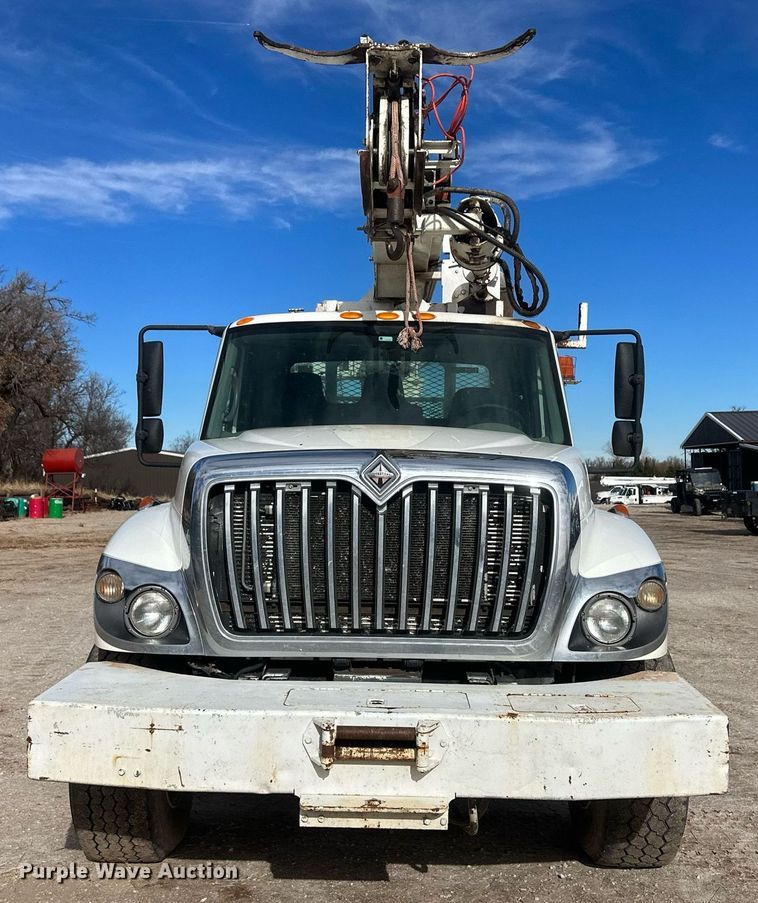 image for item EK9776 2009 International 7400 WorkStar  digger derrick truck