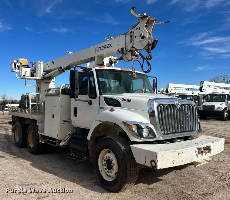 image for item EK9776 2009 International 7400 WorkStar  digger derrick truck