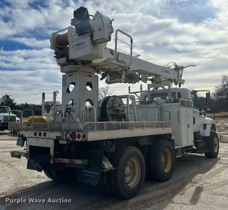 image for item EK9776 2009 International 7400 WorkStar  digger derrick truck