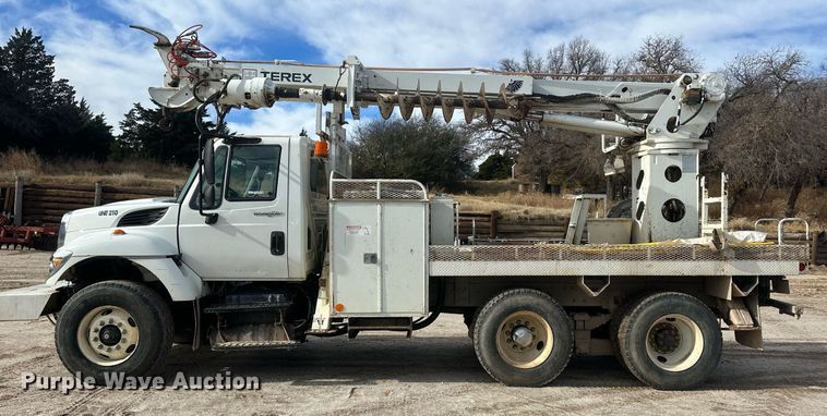 image for item EK9776 2009 International 7400 WorkStar  digger derrick truck