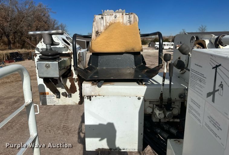 image for item EK9776 2009 International 7400 WorkStar  digger derrick truck