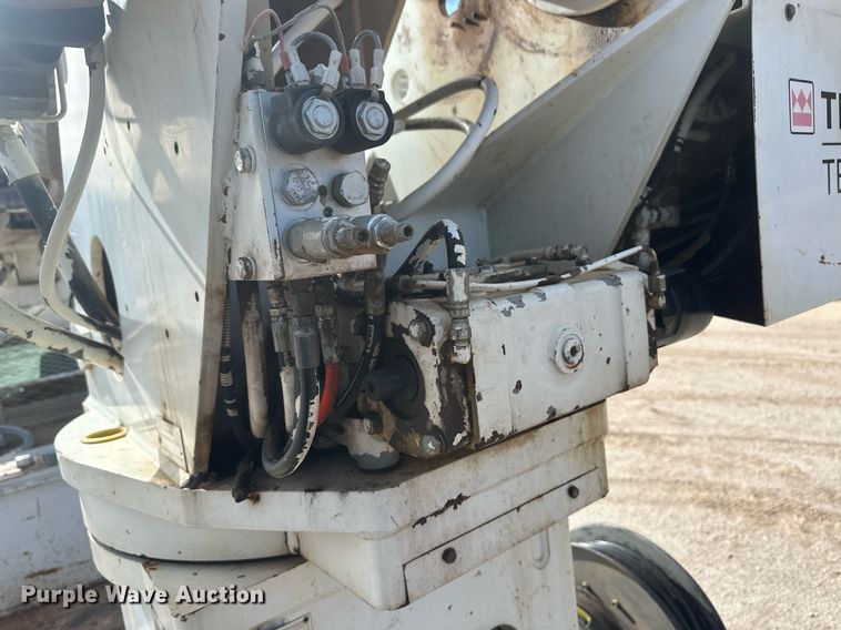 image for item EK9776 2009 International 7400 WorkStar  digger derrick truck