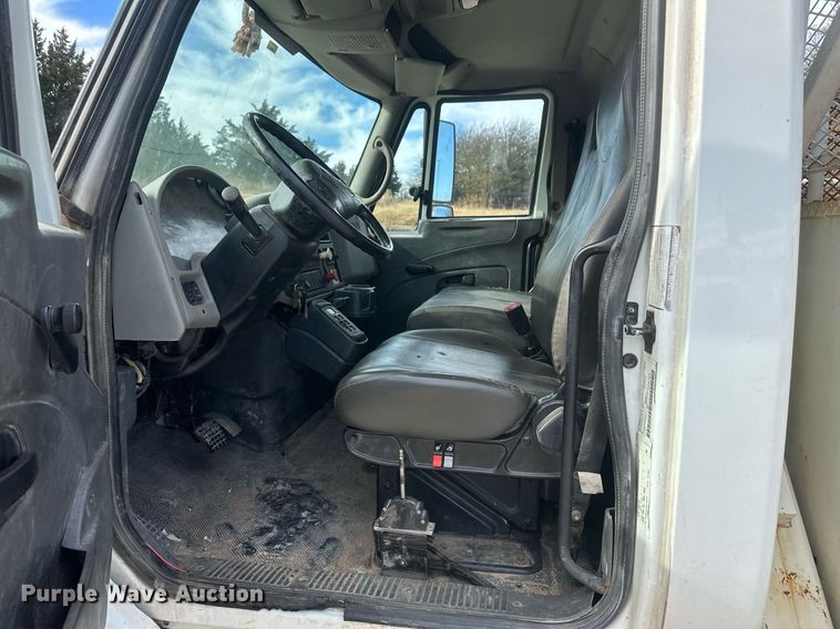 image for item EK9776 2009 International 7400 WorkStar  digger derrick truck