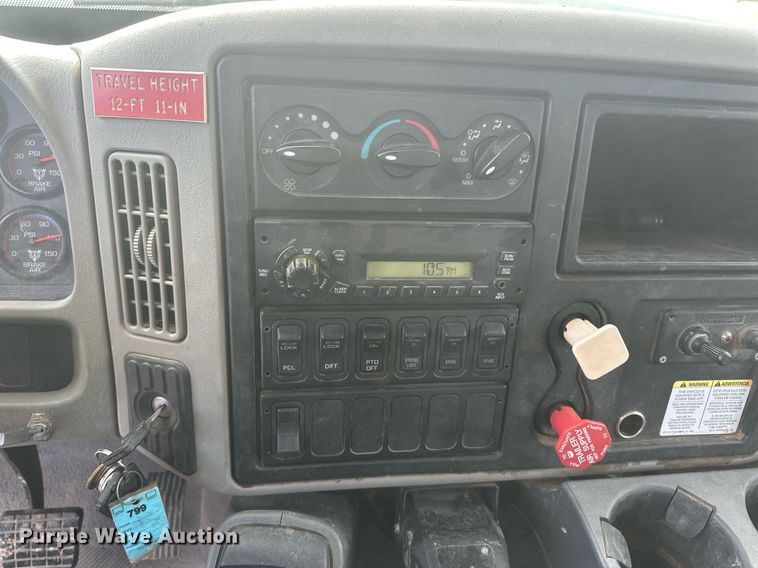 image for item EK9776 2009 International 7400 WorkStar  digger derrick truck