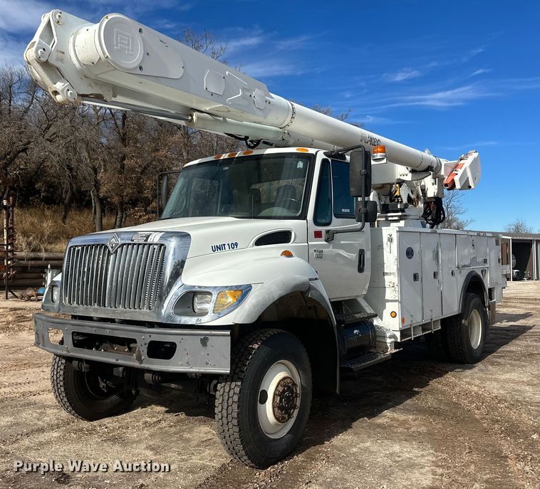 image for item EK9777 2007 International 7300  bucket truck
