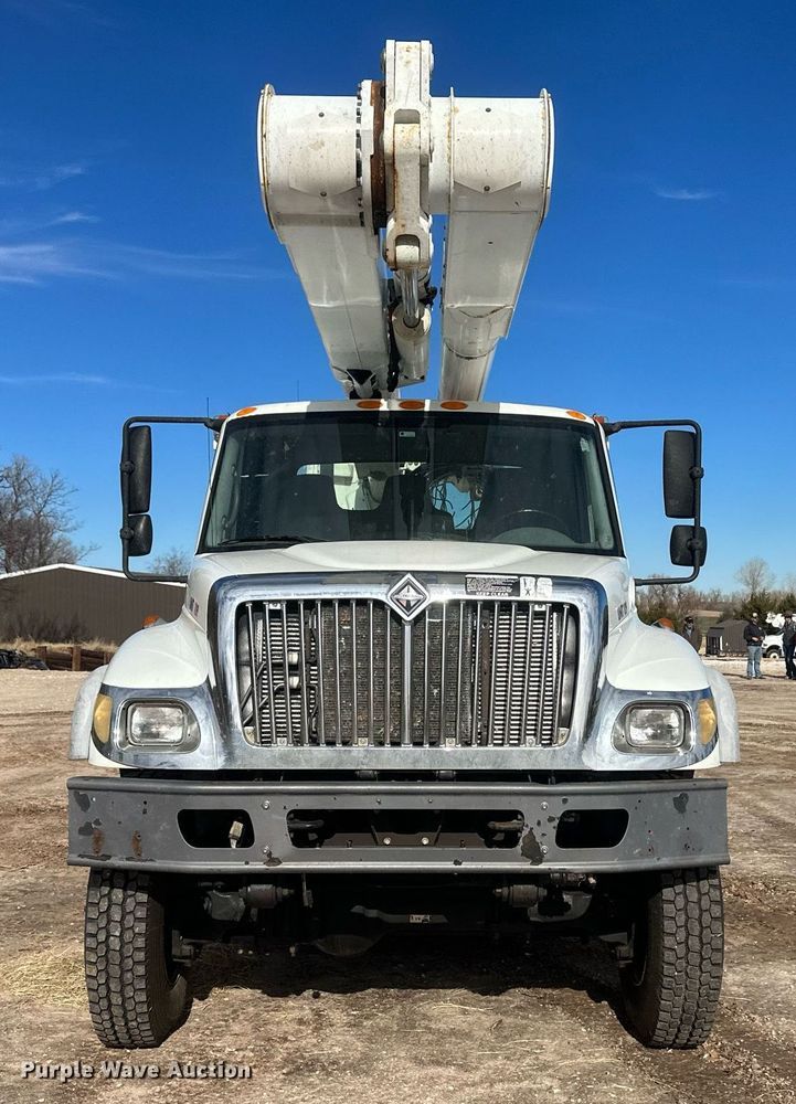 image for item EK9777 2007 International 7300  bucket truck