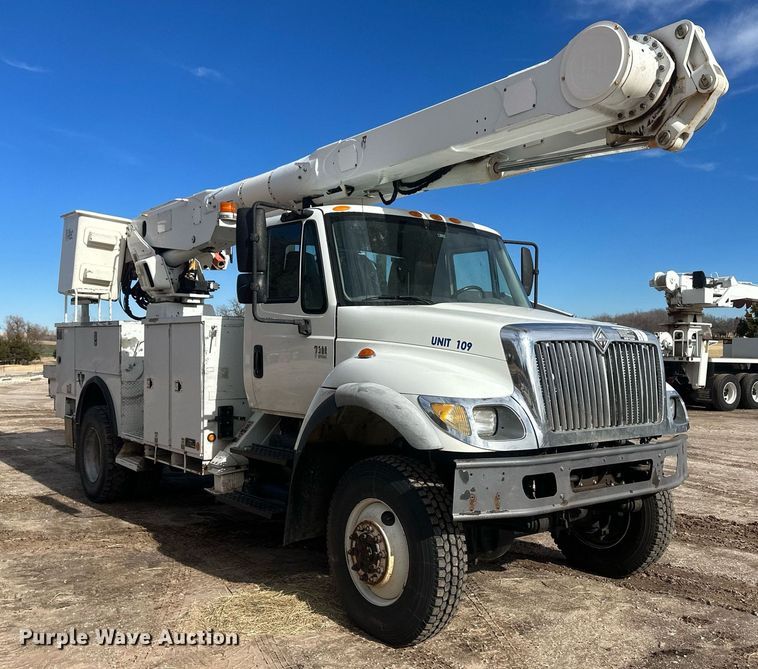image for item EK9777 2007 International 7300  bucket truck
