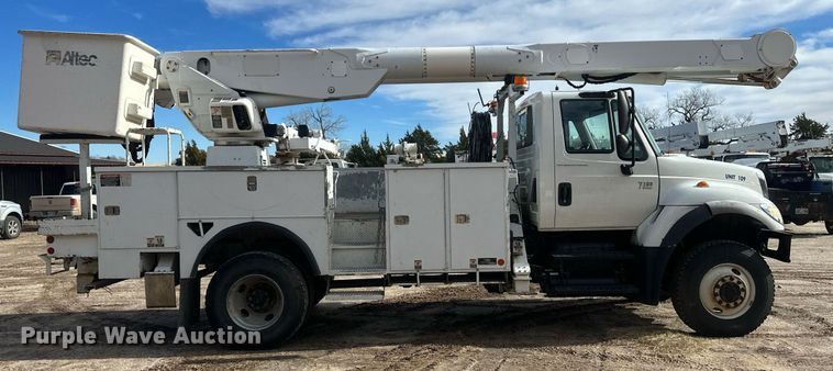 image for item EK9777 2007 International 7300  bucket truck