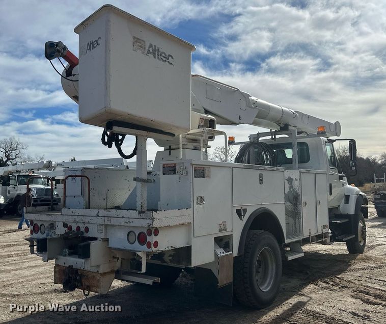 image for item EK9777 2007 International 7300  bucket truck