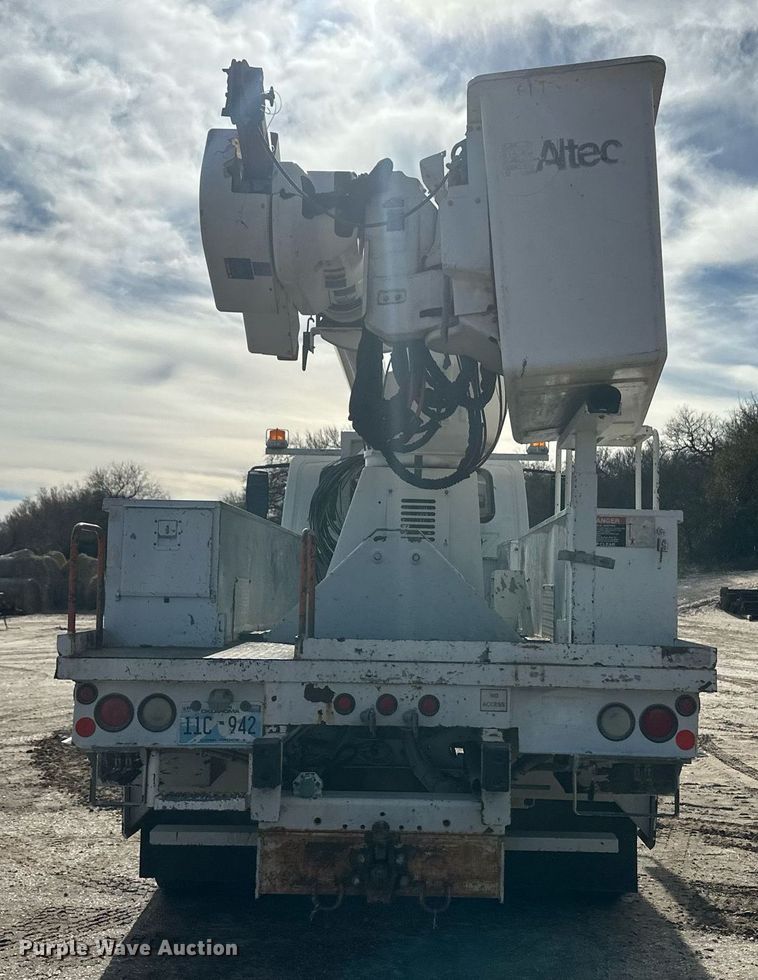 image for item EK9777 2007 International 7300  bucket truck