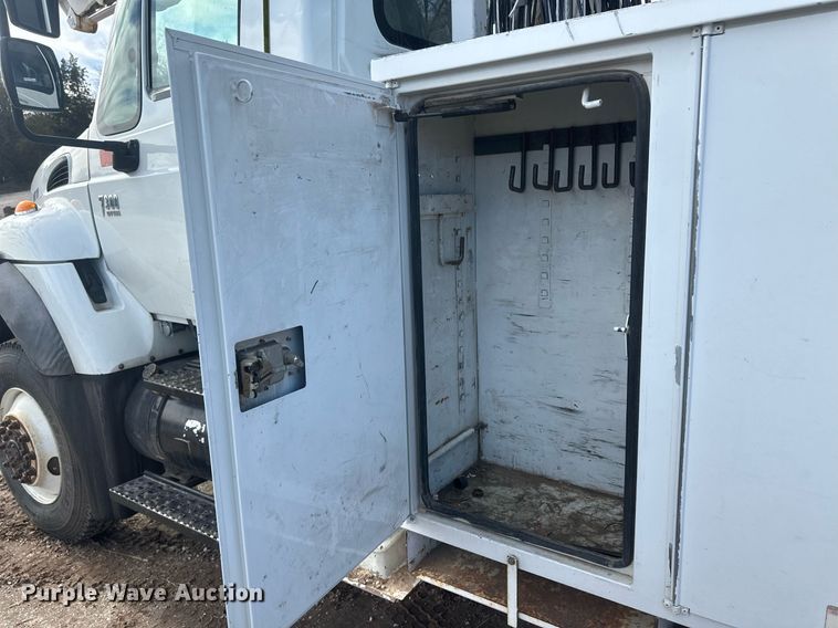 image for item EK9777 2007 International 7300  bucket truck