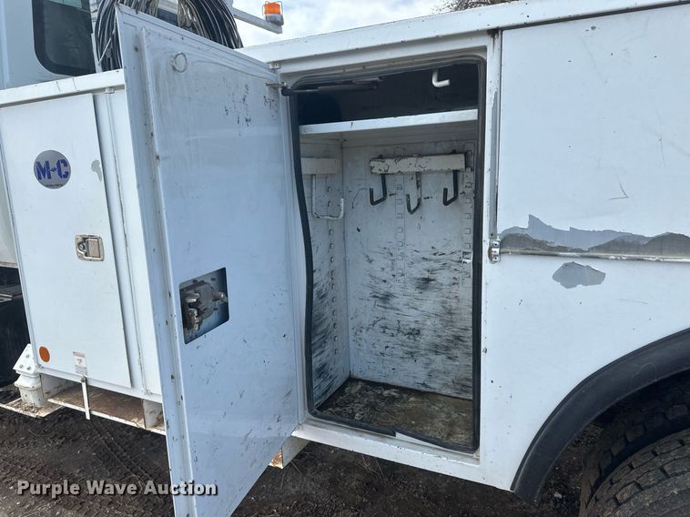 image for item EK9777 2007 International 7300  bucket truck