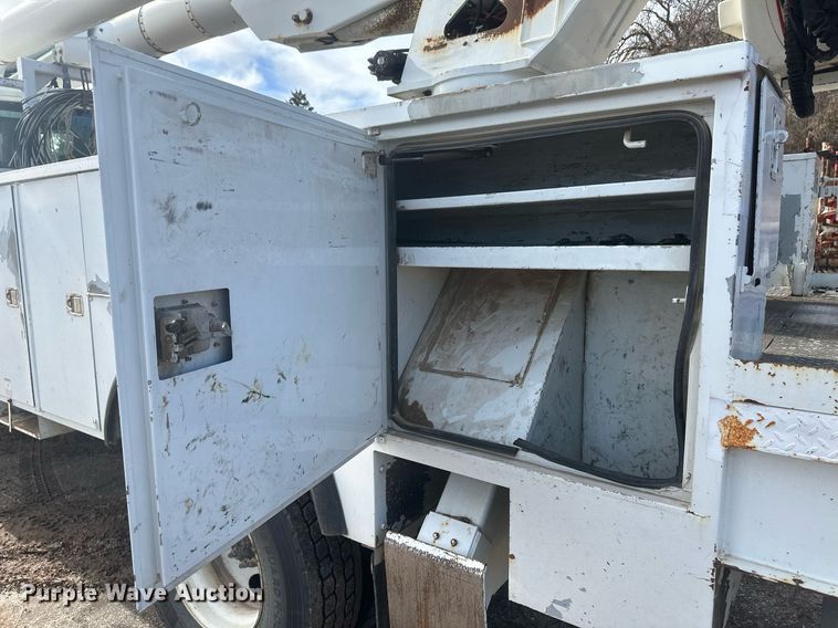 image for item EK9777 2007 International 7300  bucket truck