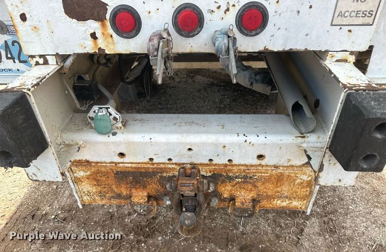 image for item EK9777 2007 International 7300  bucket truck