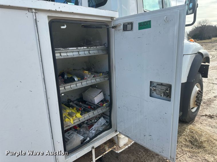 image for item EK9777 2007 International 7300  bucket truck