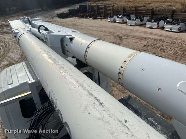 image for item EK9777 2007 International 7300  bucket truck