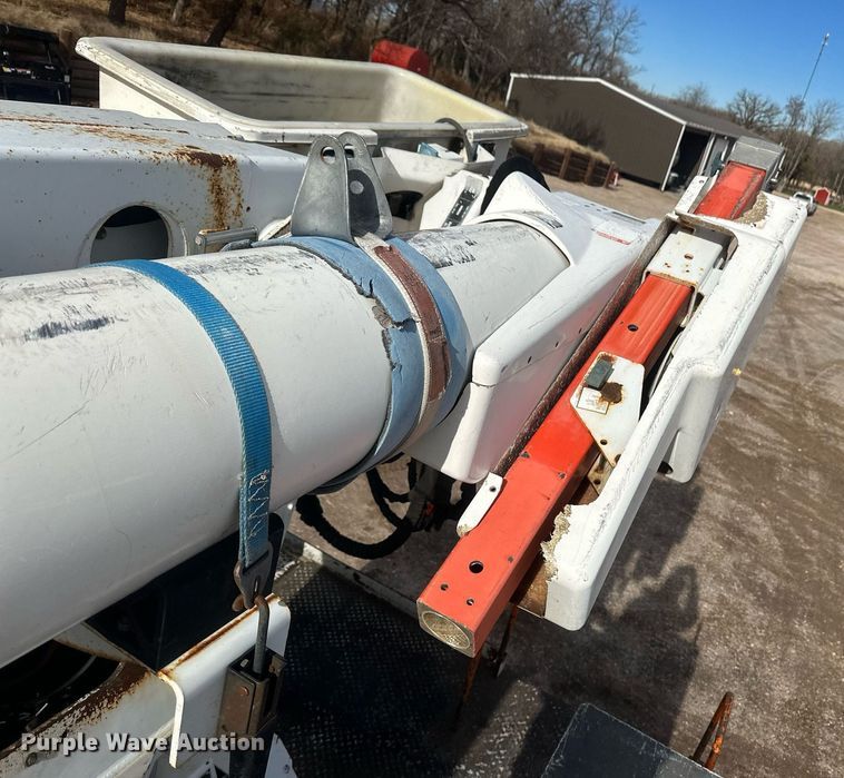 image for item EK9777 2007 International 7300  bucket truck