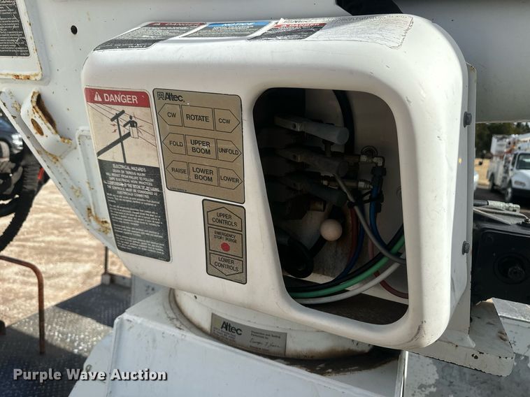 image for item EK9777 2007 International 7300  bucket truck